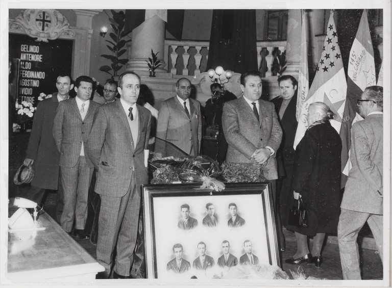 Gattatico-Reggio Emilia, 27-30 marzo 1970, Funerali di Alcide Cervi, camera ardente di Alcide nella Sala del Tricolore di Reggio Emilia, picchetto d'onore